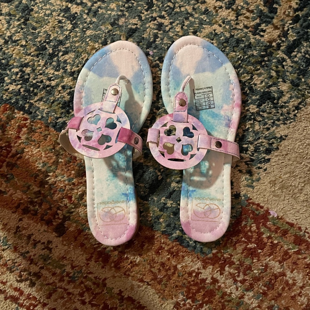 Everglades size 6 tye dye flip flops